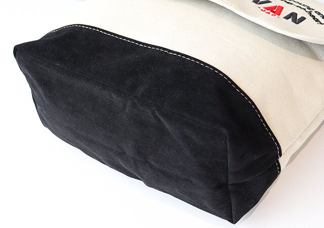 VANのIVYメッセンジャーバッグの底マチ