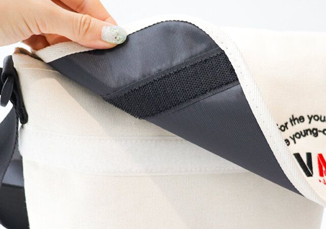 VANのIVYメッセンジャーバッグのフラップ