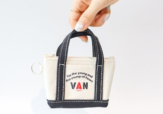 VANのトート型ミニポーチのサイズ感
