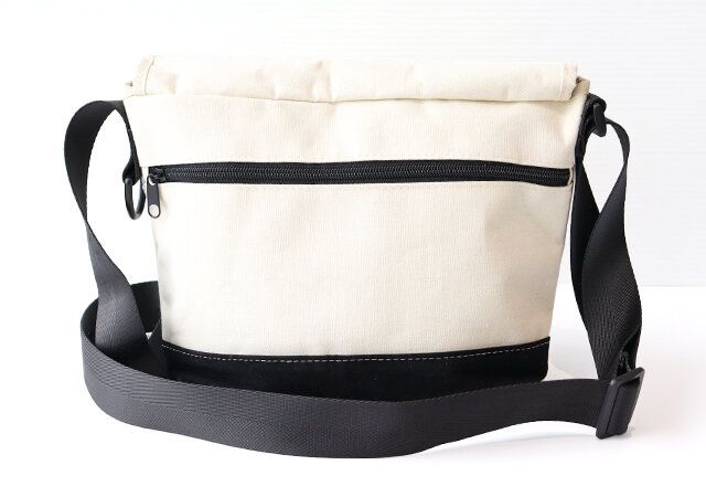 VANのIVYメッセンジャーバッグの背面デザイン