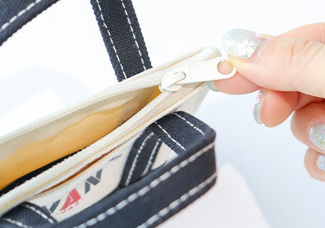 VANのトート型ミニポーチのファスナー