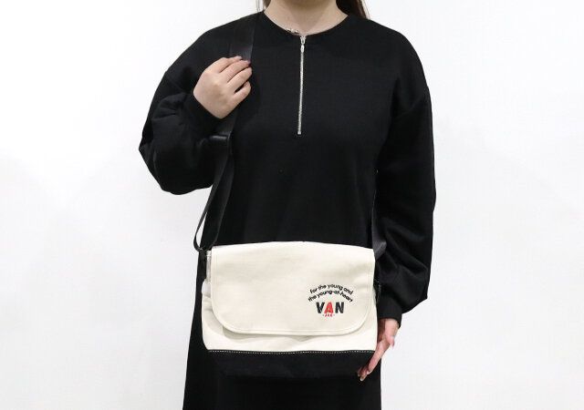 VANのIVYメッセンジャーバッグを持った様子