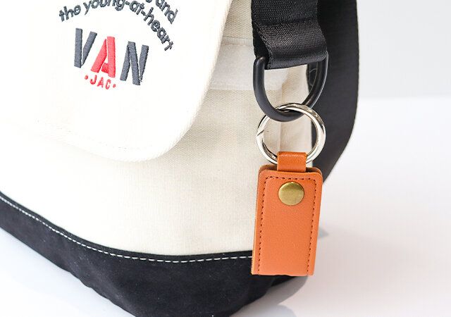 VANのIVYメッセンジャーバッグのDカン