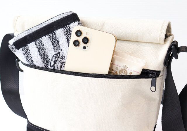 VANのIVYメッセンジャーバッグの背面ポケット