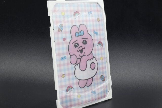 クリアファイルをセリアのマイコレ A5クリアホルダースタンドに入れて飾る様子