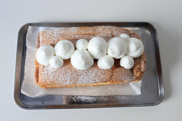 苺の生パウンドケーキ 苺の生パウンドケーキ レシピ 仕上げの生クリームと粉糖をトッピングするレシピ シフォン生地をオーブンで焼く 仕上げの生クリームと粉糖をトッピングする