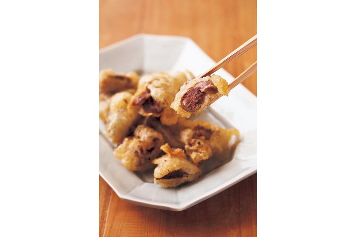 軽やかに揚げる“鶏もつから揚げ”