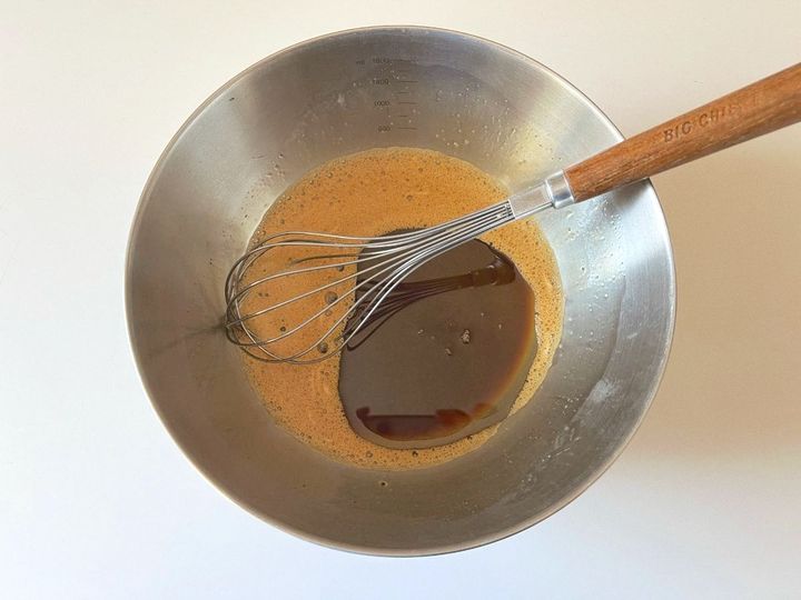 【簡単米粉レシピ】ほろ苦こっくり抹茶ホワイトチョコの米粉マフィン【渡辺友美子のコーヒーに合うお菓子のレシピ vol.38 〜レシピで旅するヨーロッパ〜】