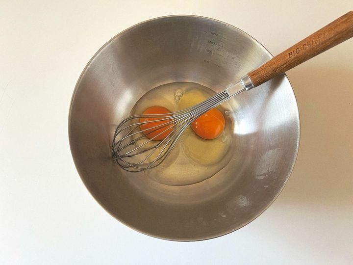 【簡単米粉レシピ】ほろ苦こっくり抹茶ホワイトチョコの米粉マフィン【渡辺友美子のコーヒーに合うお菓子のレシピ vol.38 〜レシピで旅するヨーロッパ〜】