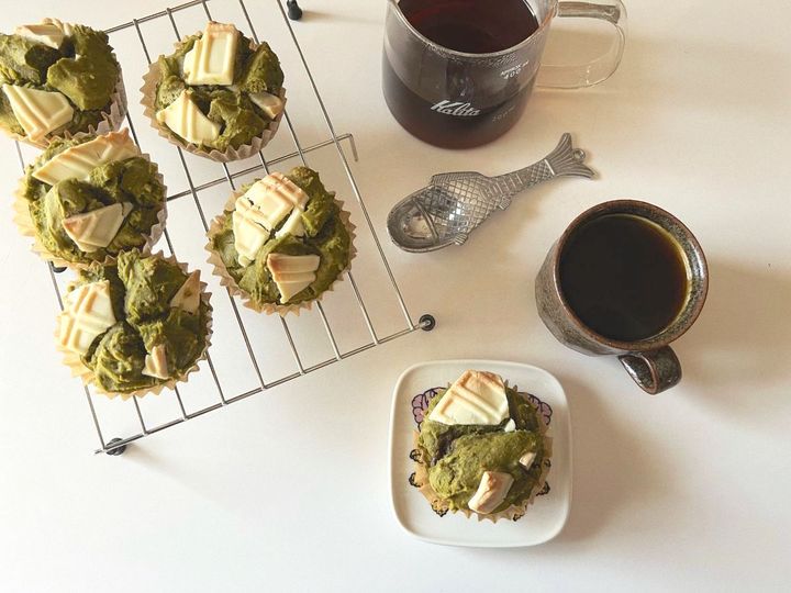 【簡単米粉レシピ】ほろ苦こっくり抹茶ホワイトチョコの米粉マフィン【渡辺友美子のコーヒーに合うお菓子のレシピ vol.38 〜レシピで旅するヨーロッパ〜】
