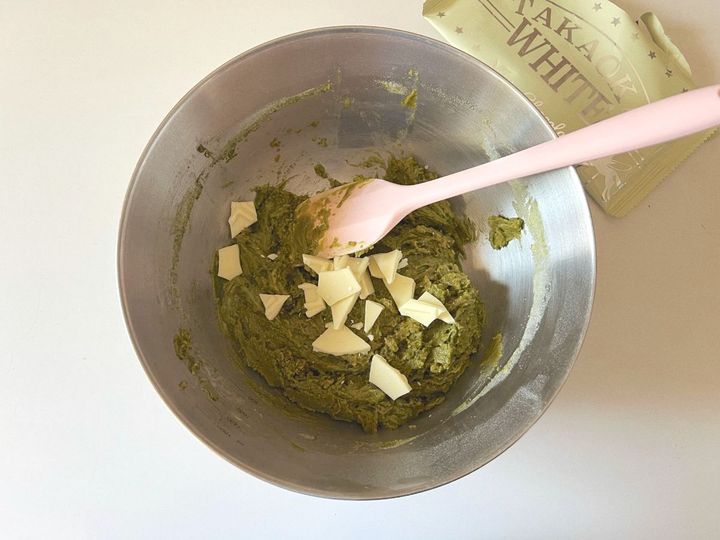 【簡単米粉レシピ】ほろ苦こっくり抹茶ホワイトチョコの米粉マフィン【渡辺友美子のコーヒーに合うお菓子のレシピ vol.38 〜レシピで旅するヨーロッパ〜】