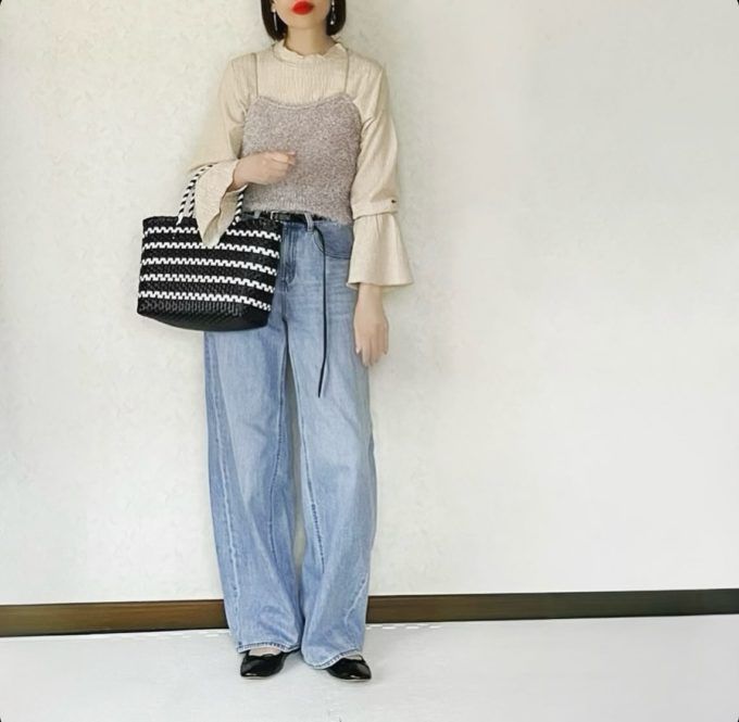 しまむらのベージュの「フェザービスチェ」×ワイドストレートデニムパンツ