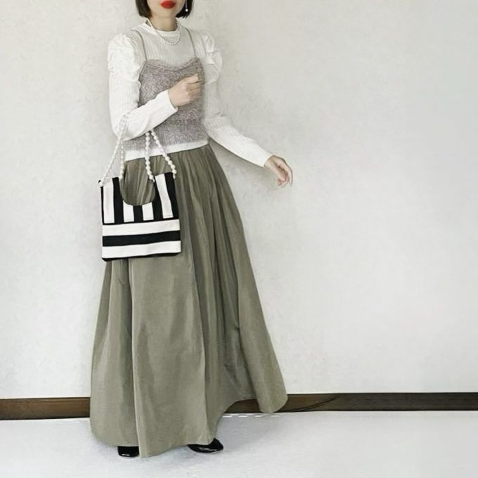 しまむらのベージュの「フェザービスチェ」×タフタボリュームフレアスカート