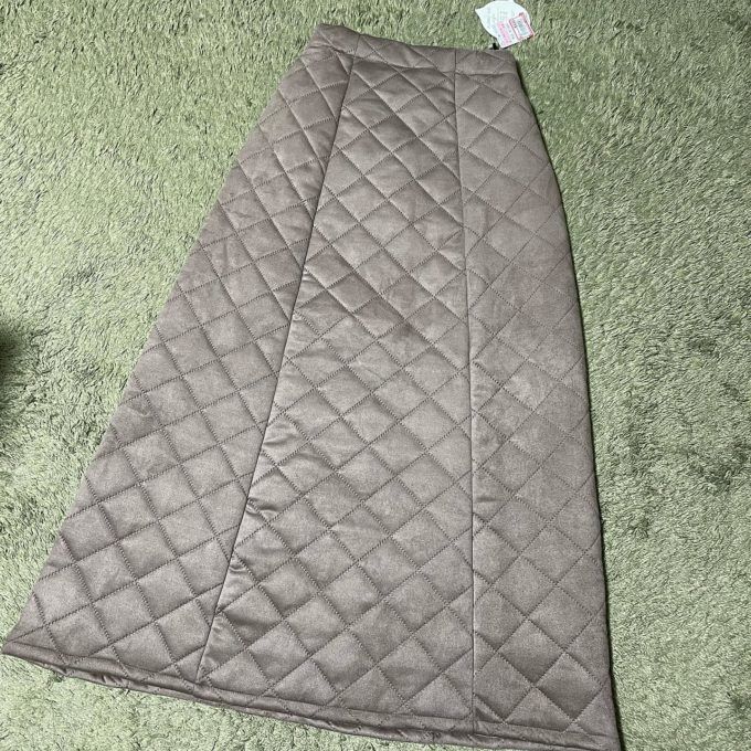 しまむらの「スエードキルトフレアスカート」