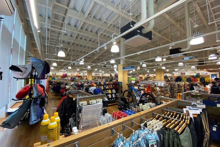 アウトドアショップ「mont-bell飯山店」も併設。キャンプや登山用品など幅広い商品が揃っています