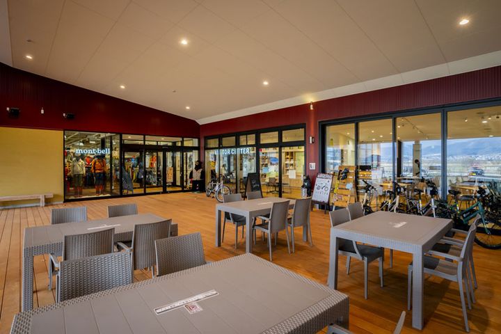 アウトドアショップ「モンベル飯山店」も併設。キャンプや登山用品など幅広い商品がそろいます