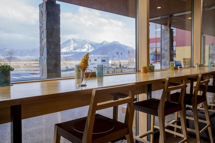 千曲川の向こうに山並みがのぞめるカウンター席。菜の花の時期は絶景に！