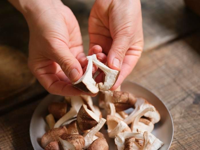 シイタケを手で割いている様子