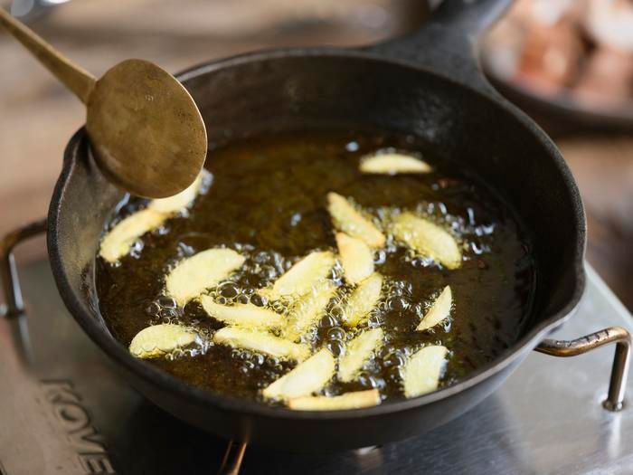 オリーブオイルとニンニクがスキレットに入っている