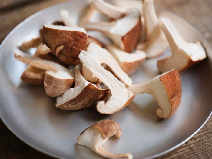 1/4サイズに割いたシイタケ