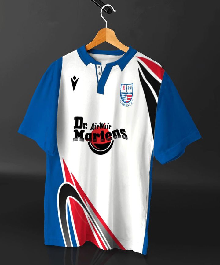 甦る“ヤング・リーズ”との激闘！イングランド8部に伝説『Dr. Martens』ユニフォームの復刻版が登場