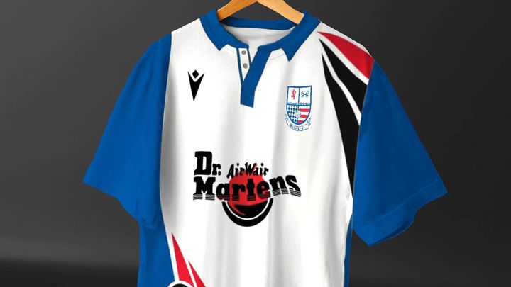 甦る“ヤング・リーズ”との激闘！イングランド8部に伝説『Dr. Martens』ユニフォームの復刻版が登場