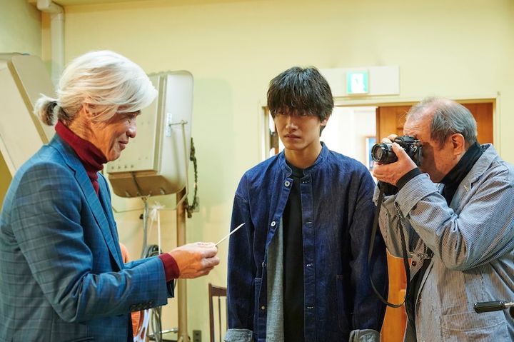 Aぇ! group佐野晶哉、歳の差58歳の無口な男の写真に心奪われ…“素直になれない”気鋭カメラマンを演じる感動作