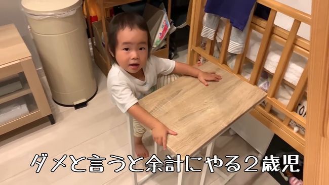 ママに叱られた2才ちゃん。様子を見ていた柴犬がまさかの行動！！