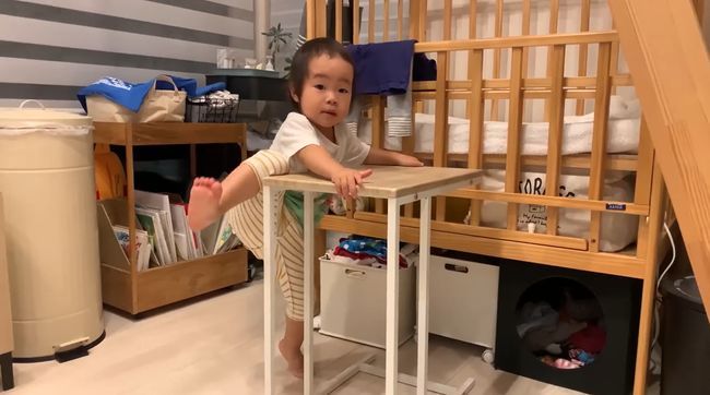 ママに叱られた2才ちゃん。様子を見ていた柴犬がまさかの行動！！