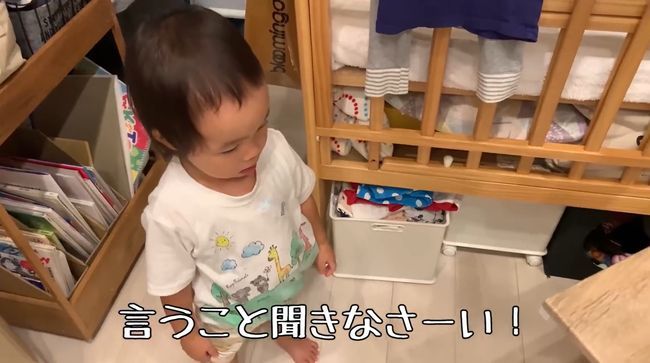 ママに叱られた2才ちゃん。様子を見ていた柴犬がまさかの行動！！