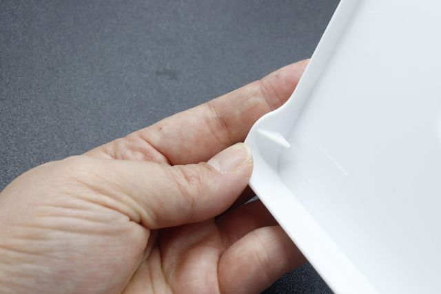 セリアのティッシュBOXの小物トレイの内側に爪が付いている