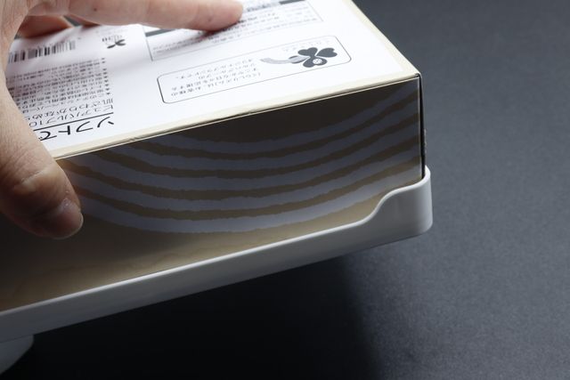 セリアのティッシュBOXの小物トレイは逆さにしても落ちない