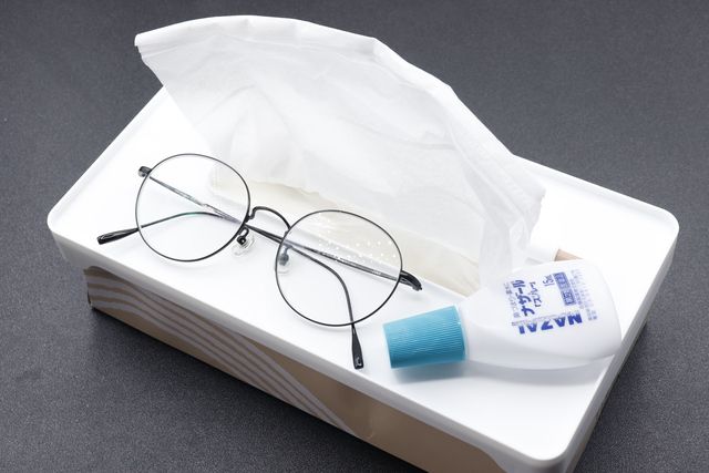 セリアのティッシュBOXの小物トレイの上にメガネや点鼻薬が乗っている