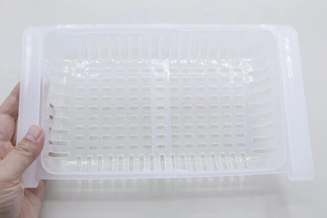 ダイソーの伸縮できる冷蔵庫収納トレーを広げる