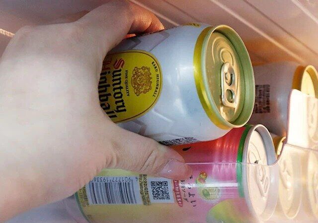 ダイソーの冷蔵庫用収納ケースの350ml缶用からビールを取り出す