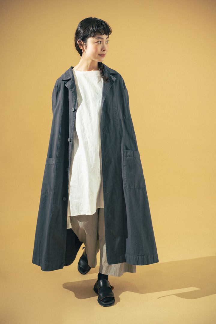 トレンチコートは“グレー”が大人！ゆるっとしたシルエットが素敵な着まわし2選【FUDGE FRIEND おしゃれさんの毎日コーディネート】