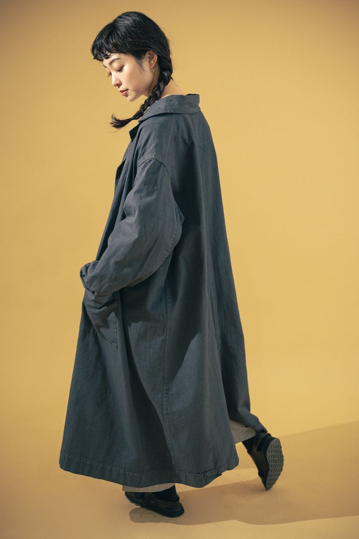 トレンチコートは“グレー”が大人！ゆるっとしたシルエットが素敵な着まわし2選【FUDGE FRIEND おしゃれさんの毎日コーディネート】