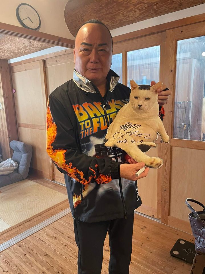 細川たかし似の猫・磯辺海苔男くんのパネルにサインをした細川たかしさん