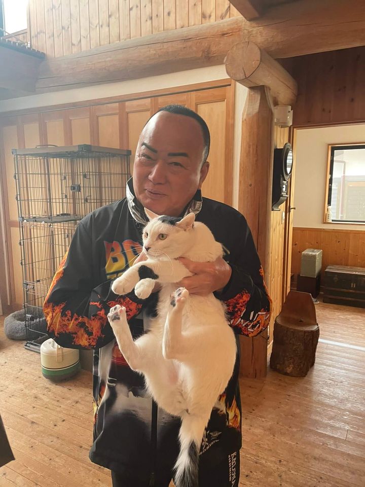 細川たかしさんに抱っこされる、磯辺海苔男くんの息子・子海苔くん