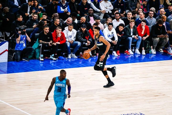 ミラン、NBAスタイルのピッチサイドシートを導入！こんな感じだった