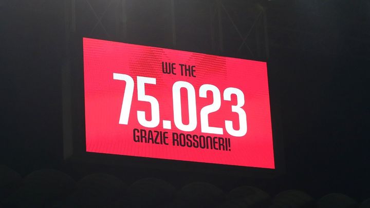 ミラン、NBAスタイルのピッチサイドシートを導入！こんな感じだった