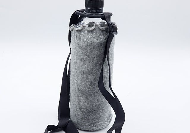 100均セリアのペットボトルを肩掛けできるストラップ
