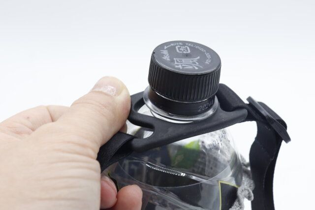 100均セリアのペットボトルを肩掛けできるストラップ