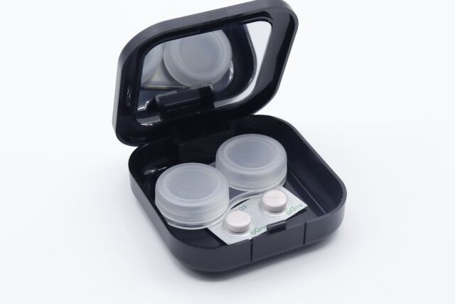 セリアのミラー付きアクセサリーケースにコンタクトレンズケースと薬を収納