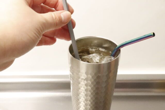 ダイソーのシリコーンロングマドラーでドリンクをかき混ぜる様子