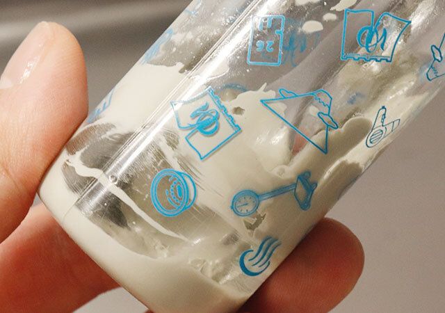 ダイソーのシリコーンロングマドラーでコスメボトルに残ったものをかき集める様子