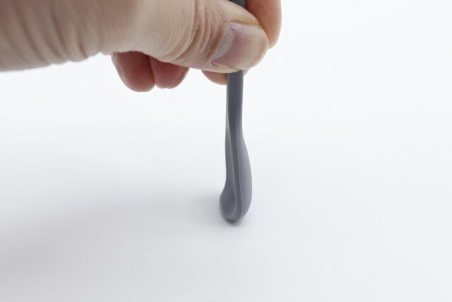 ダイソーのシリコーンロングマドラーの先端が曲がる様子