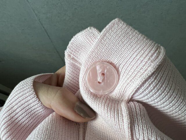 GUウォッシャブルクロップドカーディガンのボタン部分