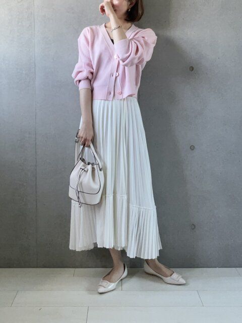 GUピンクカーディガンとホワイトスカートコーデ