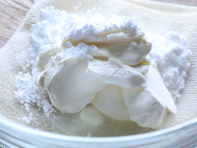 米粉のキャロットケーキ レシピ フロスティングの材料を混ぜケーキに塗る